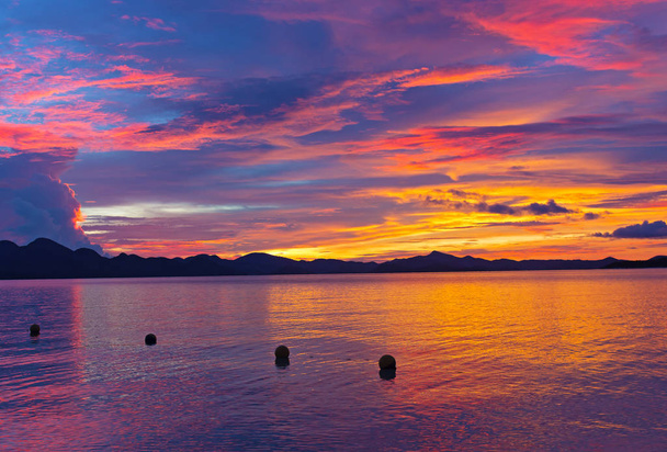 Drammatico tramonto nuvoloso su un'isola tropicale, Filippine
.  - Foto, immagini