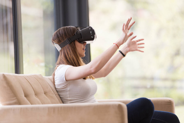 woman using VR-headset glasses of virtual reality - Foto, Imagen