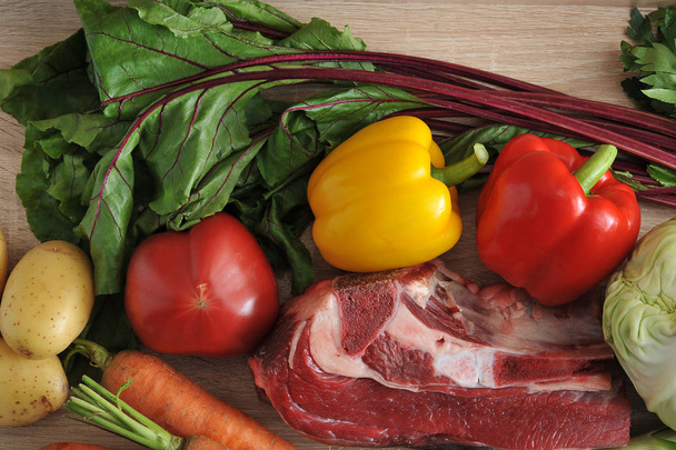 Groentesoep collectie vlees - aardappelen, tomaten, wortelen, ga - Foto, afbeelding
