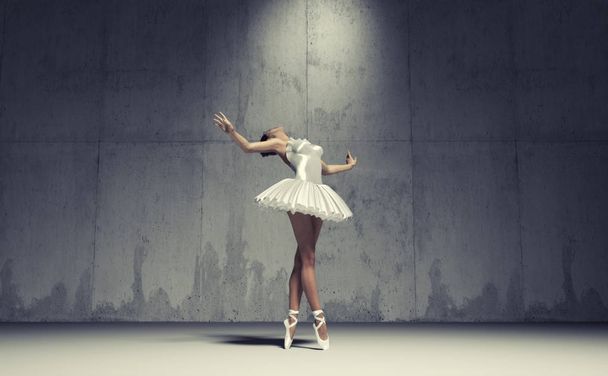 A fiatal és gyönyörű balerina  - Fotó, kép