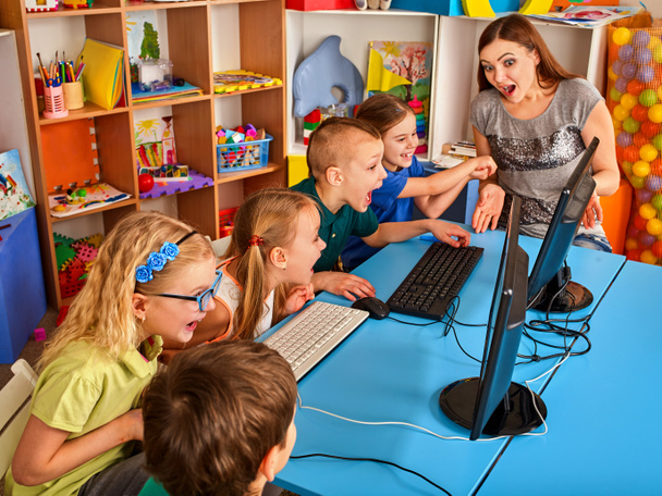 Niños clase informática nosotros para la educación y el videojuego
. - Foto, imagen