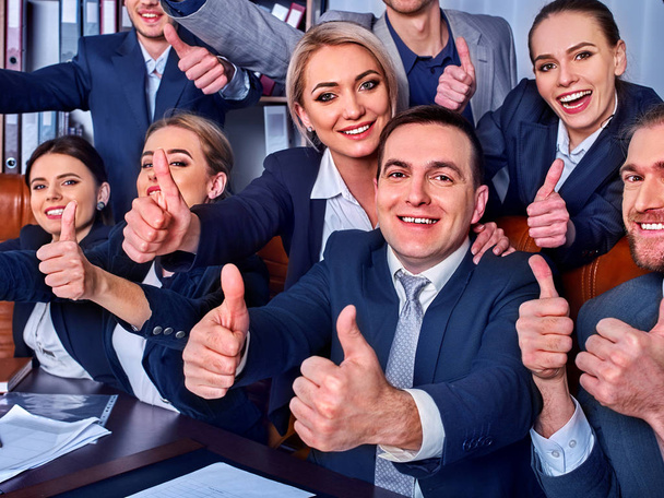 Pessoas de negócios vida de escritório de pessoas de equipe são felizes com o polegar para cima
 . - Foto, Imagem
