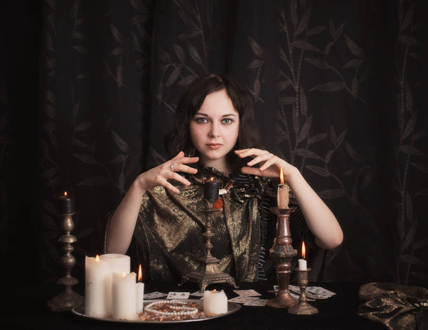 Young woman with divination cards in room - Foto, imagen