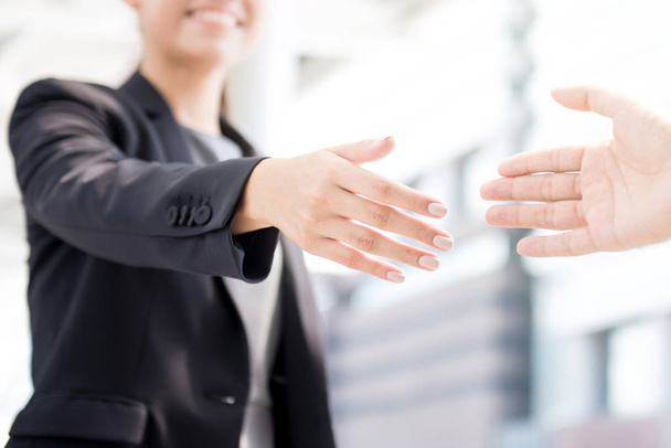 Geschäftsfrau macht Handschlag mit einem Geschäftsmann - Foto, Bild