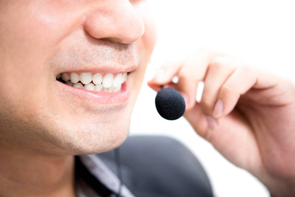 Lachende mannelijke call center werknemer - Foto, afbeelding