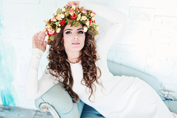 Mulher bonita com coroa de flores
  - Foto, Imagem