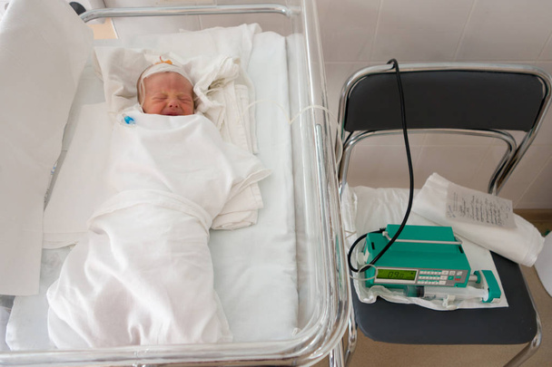 Newborn baby sleeping on a drip in a hospital - Photo, Image