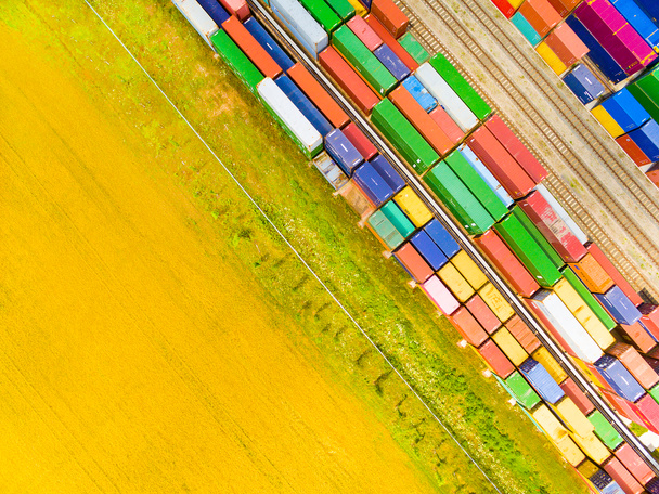 Αεροφωτογραφία των εμπορευματοκιβωτίων στις σιδηροδρομικές - Φωτογραφία, εικόνα