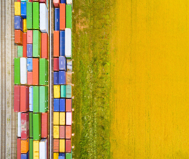 Vista aérea de contenedores en el ferrocarril
 - Foto, Imagen
