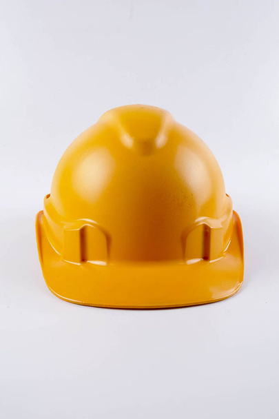 žlutá bezpečnostní přilba přilby na bílém pozadí - Fotografie, Obrázek