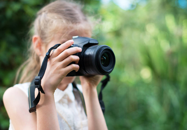 Cute little girl doing photographs of nature. - Foto, imagen