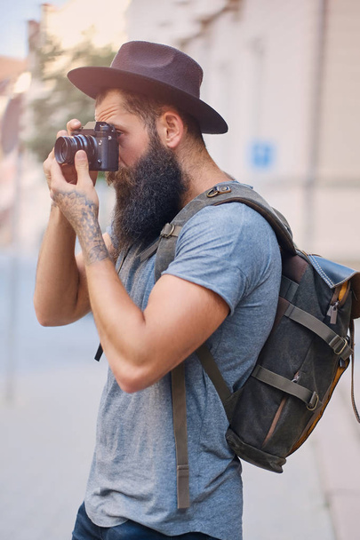 Уличный фотограф с бородой фотографирует
 - Фото, изображение