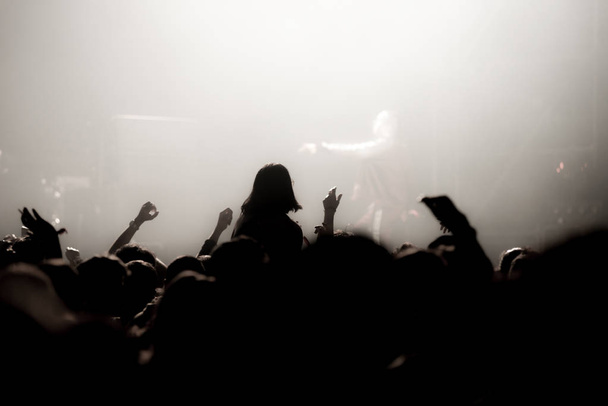 Bulizás tömeg egy koncerten - Fotó, kép