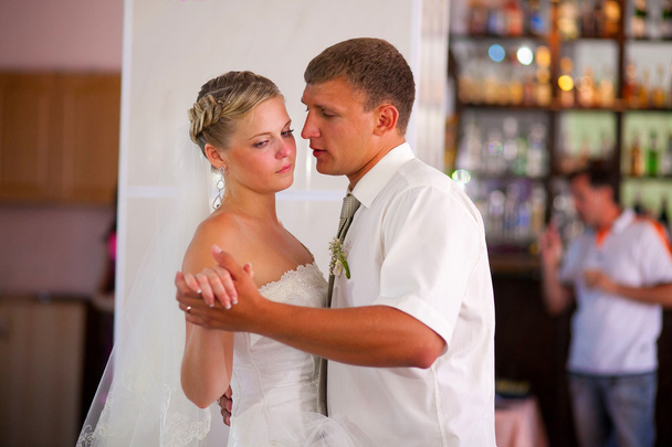 Gelin ve damat çift, gelin ben ağlayarak hüzünlü düğününde dans - Fotoğraf, Görsel