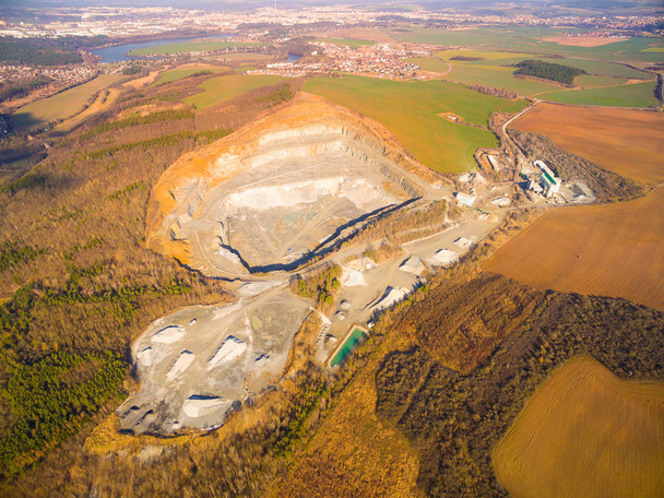 Вид з повітря на відкриту відлиту шахту
 - Фото, зображення