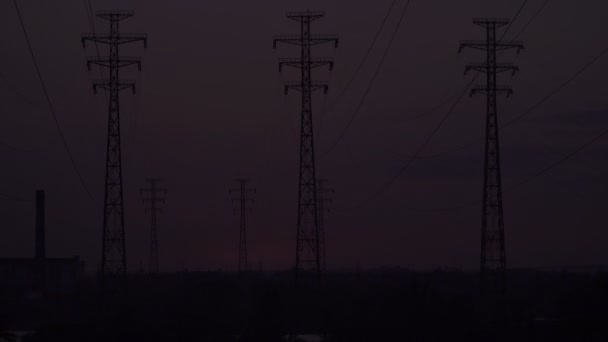 Nagyfeszültségű tápvezetékek napkeltekor - Felvétel, videó