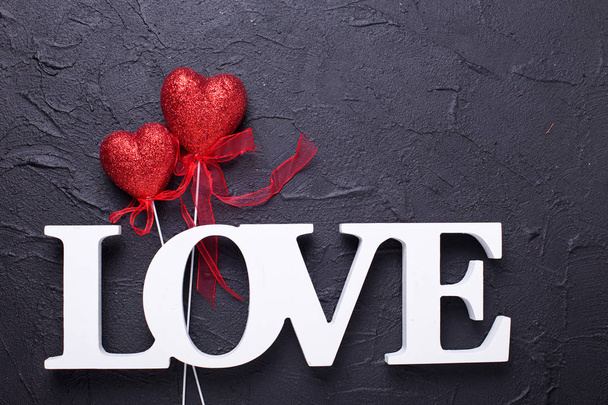 Slovo láska a dvě červené srdce  - Fotografie, Obrázek