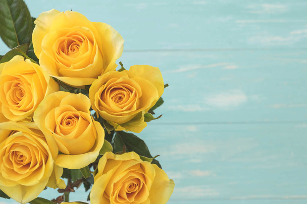 φρέσκα κίτρινα τριαντάφυλλα - Φωτογραφία, εικόνα