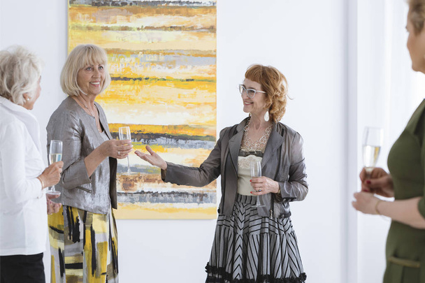 Happy women at art gallery - Foto, Imagem