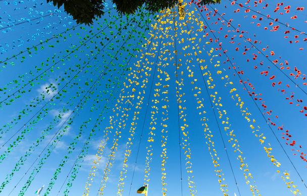  花輪、ポンタ ・ デルガダ、マデイラ島、ポルトガルのマデイラ ワイン祭で通りの装飾 - 写真・画像