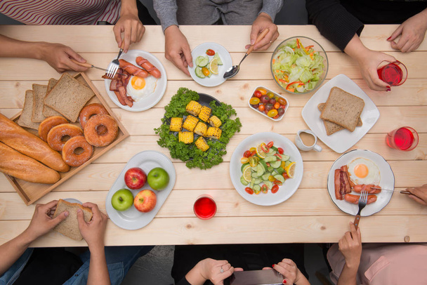 pessoas jantando juntas
 - Foto, Imagem