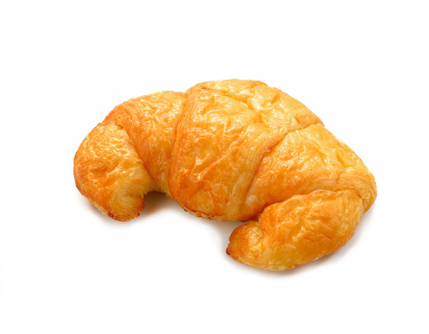Croissant fresco e gustoso su sfondo bianco - Foto, immagini
