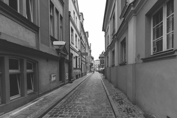 Op zoek in Orphan straat in Poznan - Foto, afbeelding