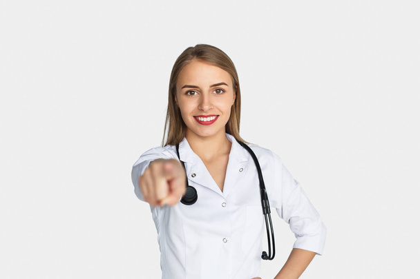 Female doctor pointing at camera - Foto, afbeelding