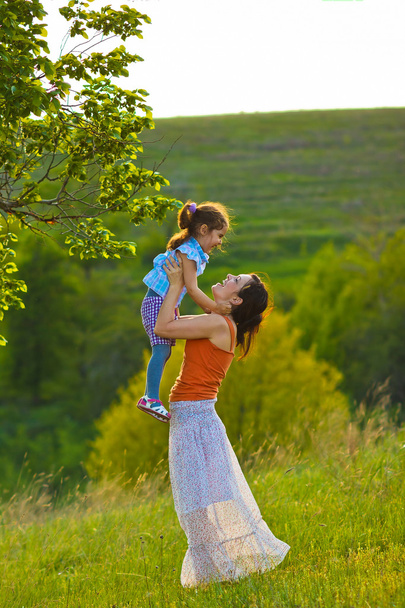 Madre, la mujer lanza a mi hija al cielo en gre
 - Foto, Imagen