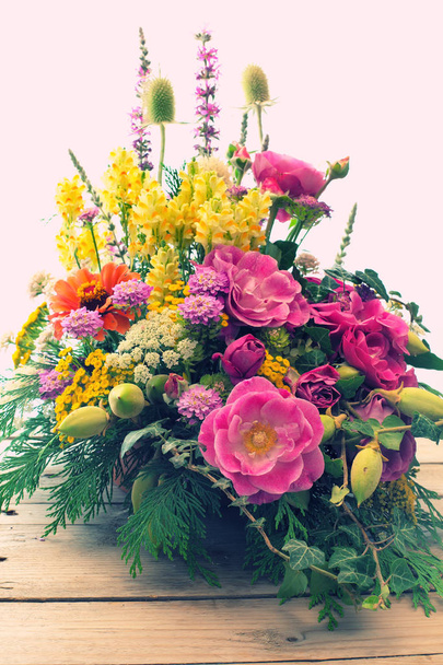buquê de flores diferentes no fundo branco
 - Foto, Imagem