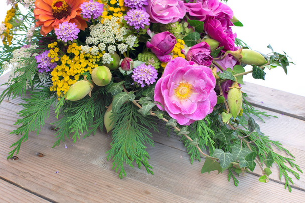 μπουκέτο με διάφορα λουλούδια σε φόντο ξύλινη - Φωτογραφία, εικόνα