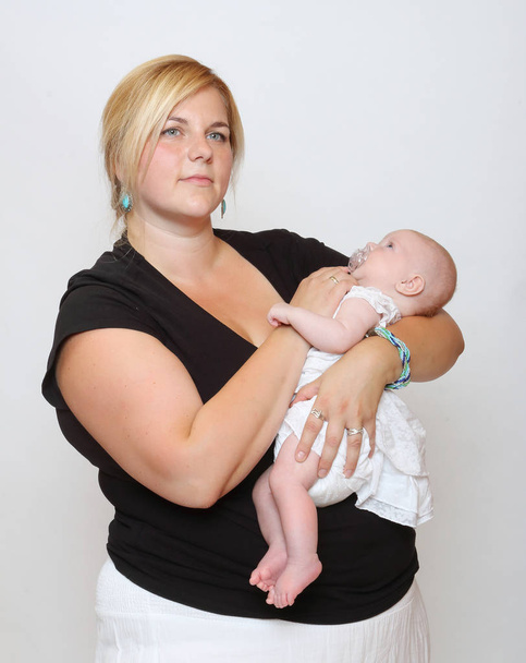 Lihava äiti vastasyntyneen vauvan kanssa
   - Valokuva, kuva