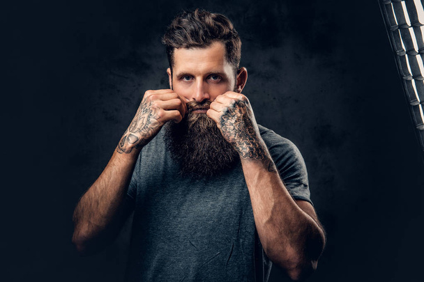 Жорстокий бородатий чоловік з татуюваннями
 - Фото, зображення