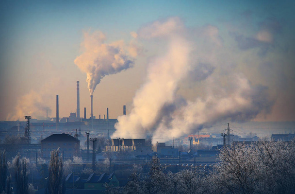 Pila de humo de lignito combinado calor y planta de energía
 - Foto, imagen