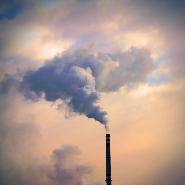 Cheminée fumeur de la centrale au lignite
. - Photo, image