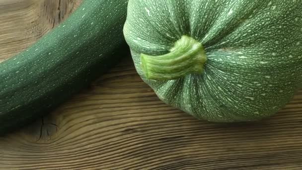 zucchini (cucurbita pepo) runde Zucchini (Zucchini) auf hölzernem Hintergrund - Filmmaterial, Video
