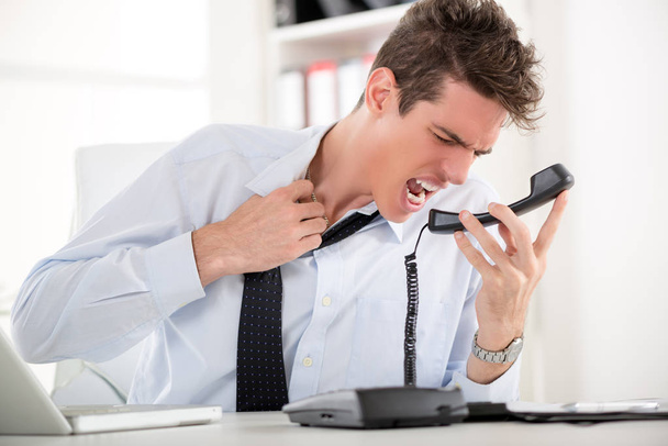 Бизнесмен кричит по телефону
 - Фото, изображение