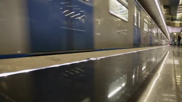 Сучасний сріблясто-блакитний поїзд метро рухається
 - Кадри, відео