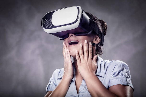femme portant des lunettes de réalité virtuelle - Photo, image
