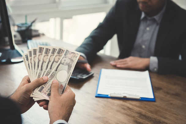 Бізнесмен, Перерахунок грошей, Японська ієна, банкноти під час рішень - Фото, зображення