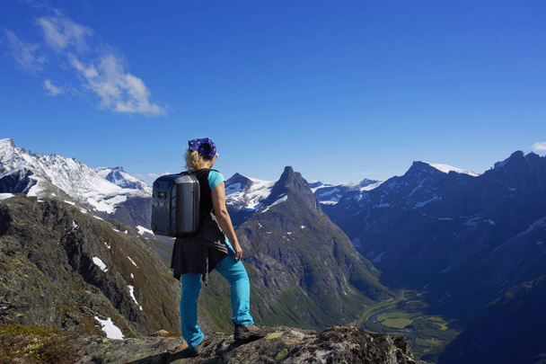 Touristin besteigt den Romsdalseggengrat - Foto, Bild
