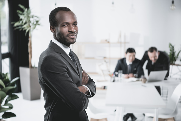 афро-американський бізнесмен зі складеними руками
 - Фото, зображення