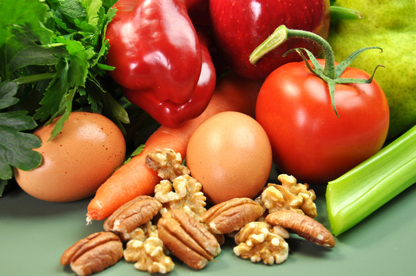 υγιεινά τρόφιμα - τα φρούτα, ξηροί καρποί, λαχανικά & αυγά closeup - Φωτογραφία, εικόνα