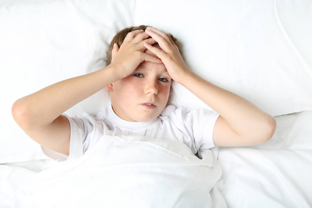Sick boy in bed - Foto, Imagen