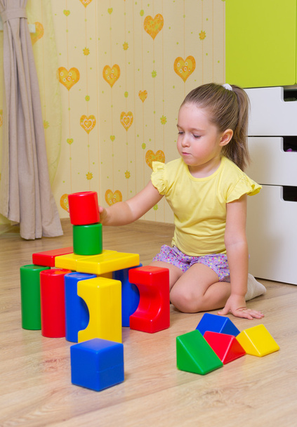 Little girl with plastic cubes - Foto, Imagen