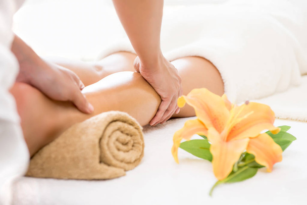 Терапевт дає традиційний тайський масаж ніг і тіла вамі
 - Фото, зображення