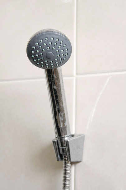 ducha de cabeza en el baño
 - Foto, imagen