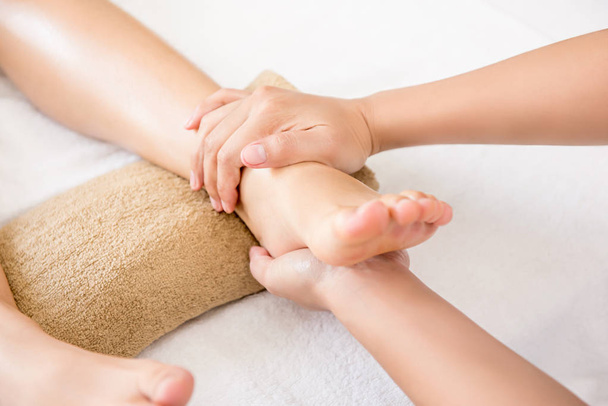 Terapeuta tradycyjny tajski masaż kobiecie stóp  - Zdjęcie, obraz