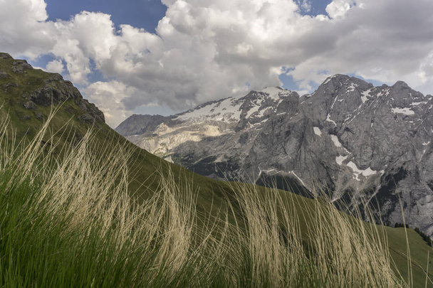 Bela paisagem dos grandes picos da montanha. Dolomitas. Itália
. - Foto, Imagem