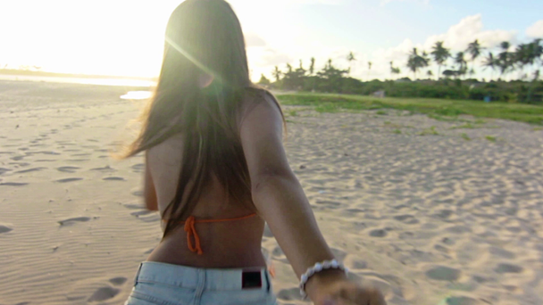 Девушка ведущий мужчина через пляж
 - Кадры, видео
